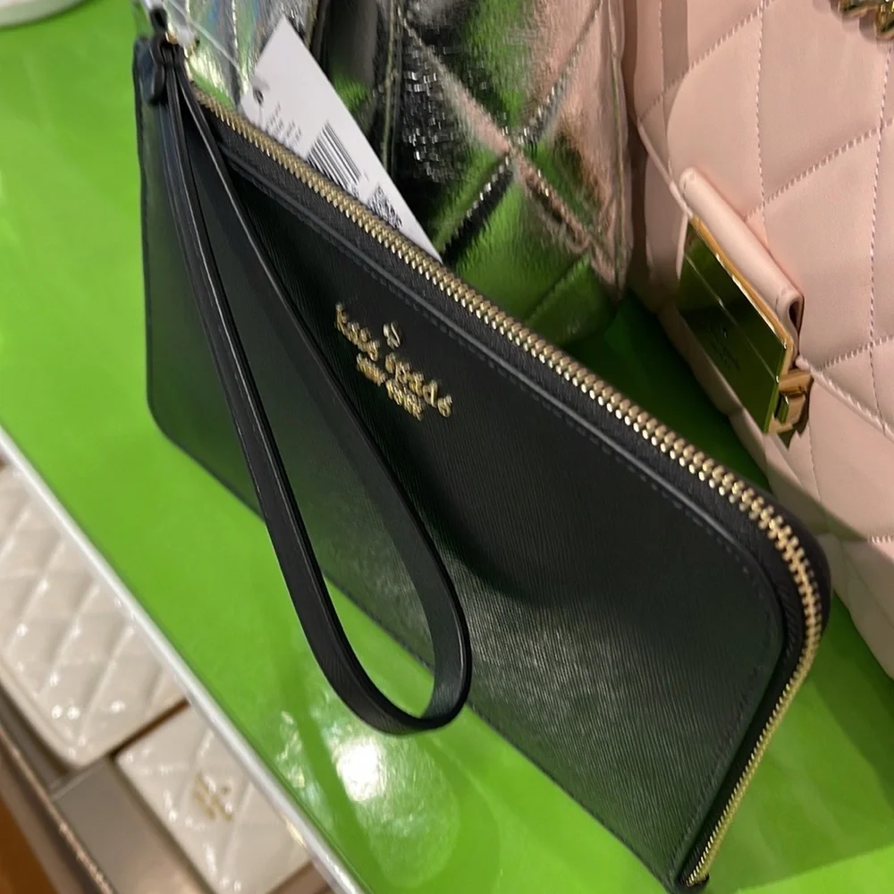 Kate Spade Lucy Medium L-Zip Wristlet
COLOR:
Black (Non Glitter)
NWT - Picture 6 of 16